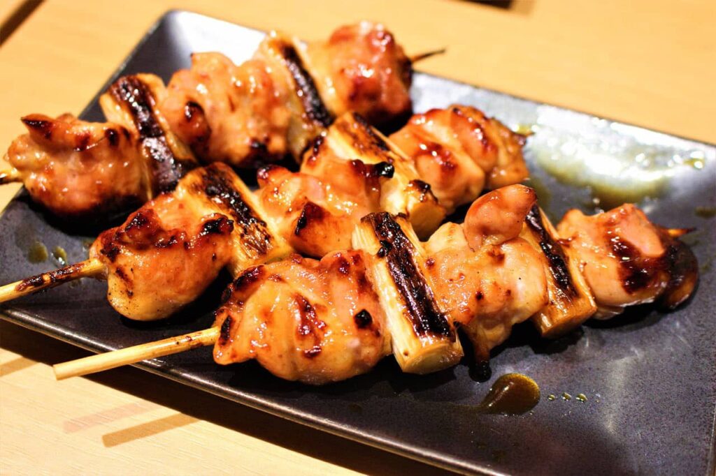 pollo teriyaki con salsa de sésamo y ajos tiernos, pollo teriyaki con verduras